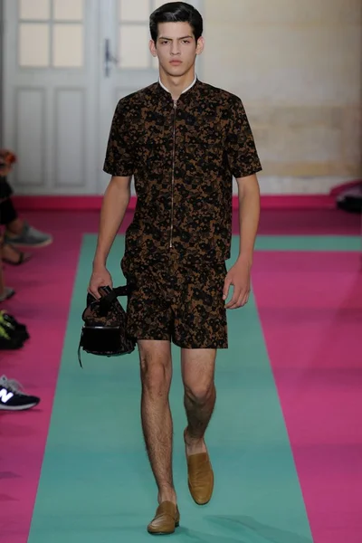 Look 15